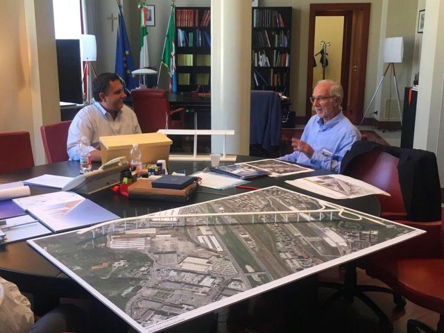 foto tratta dal profilo Twitter del portavoce di Giovanni Toti mostra l'incontro del governatore della Liguria, Giovanni Toti con l'architetto Renzo Piano. +++ATTENZIONE LA FOTO NON PUO' ESSERE PUBBLICATA O RIPRODOTTA SENZA L'AUTORIZZAZIONE DELLA FONTE DI ORIGINE CUI SI RINVIA+++