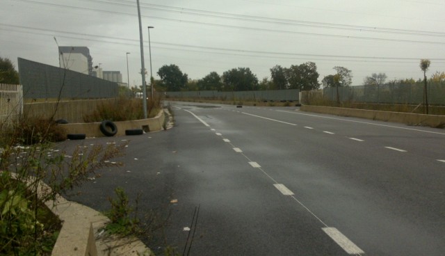 Strada Area Industriale discarica di gomme
