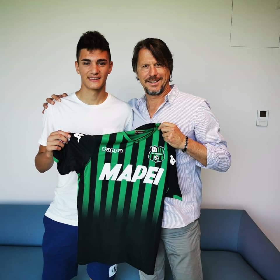 Antonio Gasparro-mostra la maglia del Sassuolo