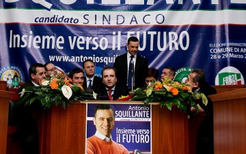 Antonio-Squillante-Candidato-Sindaco-di-Angri-con-Edmondo-Cirielli-Giovanni-Romano-Adriano-Bellacosa-Lello Ciccone-Anna-Ferrazzano-La-Banda-Bassotti