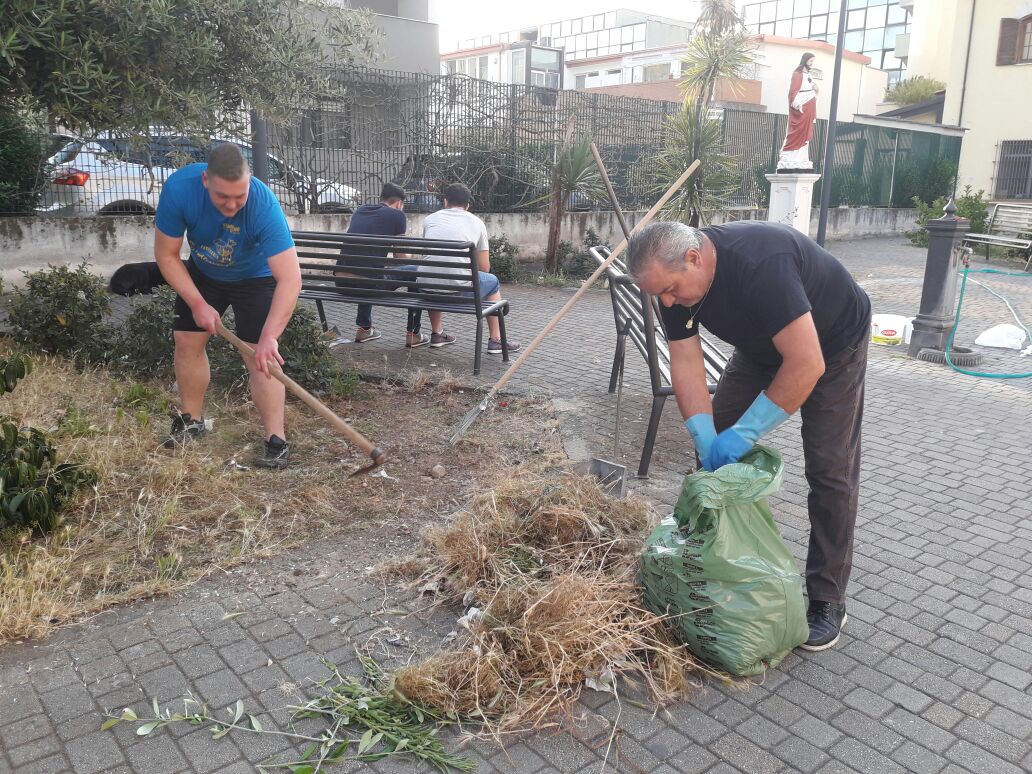 Battipaglia-Cittadini e commercianti puliscono le strade