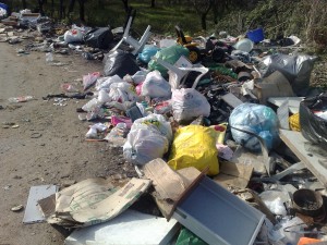 Discarica a cielo aperto via dei tini