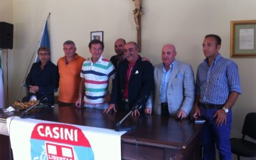 di Oreste Vassalluzzo BATTIPAGLIA - Alla fine i quattro “dissidenti” scelgono la via dell’Unione di Centro per ritornare nelle grazie del sindaco Giovanni Santomauro. Dimenticati sei mesi di scontri, accuse anche pesanti, colpi bassi e più ne ha e più ne metta, Tutto messo da parte sull’altare dell’accordo politico, anche le posizioni eticamente più contrarie al sindaco come quelle di Luigi D’Acampora e Orazio Tedesco. Con loro passano con l’Udc anche Orlando Pastina e Edmondo Gallo. Si completa così, dopo mesi di incontri con il gruppo che ha sposato la linea di Pasquale Sommese, l’operazione della costruzione del supergruppo dell’Udc in consiglio comunale. Dieci consiglieri che rappresentano l’intera ossatura della maggioranza che sostiene il sindaco Giovanni Santomauro in consiglio comunale. Il gran cerimoniere Gaetano Barbato, segretario della provvidenza, e lo stesso primo cittadino hanno battezzato il rientro tra i “bravi ragazzi” dei quattro consiglieri. Naturalmente il tutto passa per l’azzeramento della giunta comunale annunciata dal sindaco e che è andata già di traverso al Pd e agli altri esponenti dell’Unione di Centro. L’operazione politica dell’Unione di Centro, avallata anche dai vertici provinciali con il segretario Luigi Cobellis e con il presidente Vincenzo Inverso, potrebbe, a breve, aprire le porte ad un nuovo cataclisma che rischia di travolgere Santomauro e soci. Dalla prossima settimana inizieranno i colloqui dell’Udc con gli altri partiti della maggioranza, che saranno convocati da Barbato, ed entro la fine dell’estate si procederà anche all’azzeramento della giunta. Una mediazione difficile per il novello “Kissinger” chiamato a questo ruolo dal primo cittadino. L’Udc rivendica ora cinque assessori, oltre al ruolo del vicesindaco. E qui cominciano i “dolori” con il Pd che di certo non le manderà a dire al nuovo gruppo consiliare di Casini. «Si è concluso un iter che ha portato il gruppo dell’Udc a dieci consiglieri – ha detto Gaetano Barbato – ora il partito chiederà al sindaco l’azzeramento della giunta. Sarà il primo passo politico. Dobbiamo programmare i prossimi due anni di amministrazione e lavorare già per le elezioni del 2014. L’Udc è un gruppo compatto e ringrazio chi è entrato». E poi la palla passa ai consiglieri, ormai ex dissidenti. Orlando Pastina mette da parte i dissapori con Antonio Guerra assente all’incontro. «Noi in maggioranza ci siamo sempre stati – afferma -, siamo stati fuori dal governo per un periodo. Ora il sindaco non dovrà più dialogare con i consiglieri, ma con il partito. Stiamo prendendo un grosso impegno». Ed è la volta di Orazio Tedesco. L’avvocato battipagliese è stato il più duro in questi mesi contro Santomauro. «Ci siamo confrontati più volte col sindaco e col partito – sottolinea -, chiedendo di rivisitare l’azione politica sul territorio, di recuperare l’etica, di rispettare le regolare e di porre fine, se mai c’è stato, al mercimonio. Basta ai colloqui personalistici col sindaco». Anche Luigi D’Acampora rientra dal portone d’ingresso in maggioranza. «Il sindaco è un uomo fortunato – afferma -, noi consiglieri abbiamo fatto un percorso di avvicinamento all’Udc parallelo a quello del sindaco, ma non uguale. L’azzeramento della giunta è legittimo». E Santomauro, raggiante con una maglietta da “vacanziere”, si gode il momento di gloria prima di attendere il mare grosso che già si annuncia all’orizzonte. 