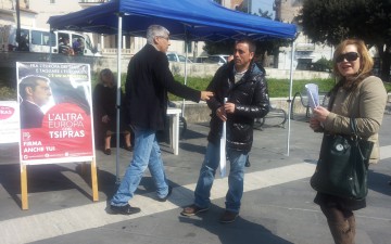 Gazebo raccolta firme Lista Tsipras.