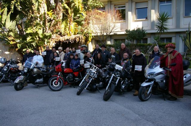 Gruppo di Bikers_consegna doni