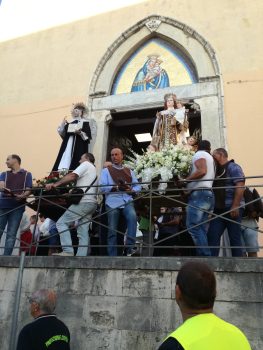 Questa sera 16 luglio 2017, dalla Chiesa di San Francesco, nell'ambito della Festa si é svolta la solenne processione della Madonna del Carmine. Insieme alle tradizionali cerimonie liturgiche e canore, anche quest’anno la Parrocchia della SS. Madonna del Carmine ha organizzato per il 15 luglio in Piazza San Lorenzo, il 1° Torneo di Scacchi Viventi e la sera la solenne processione lungo I vicoli e le strade della parrocchia e della Cittá di Eboli.1