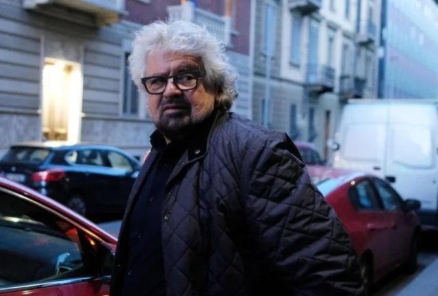 Beppe Grillo all'ingresso del Teatro Colosseo di Torino