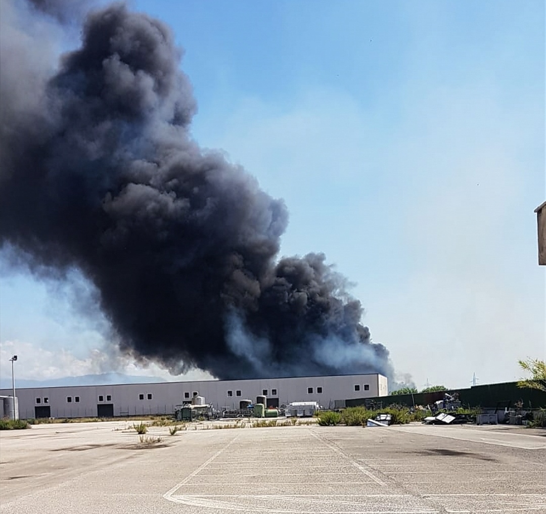 Incendio ecoballe a Battipaglia