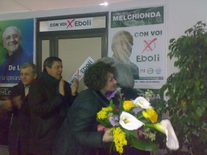 Mazzara offre i fiori alla Bindi