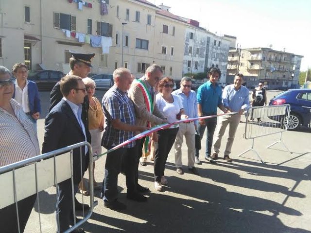 Mercatino Rionale Rione della Pace-Inaugurazione-Cariello taglia il nastro