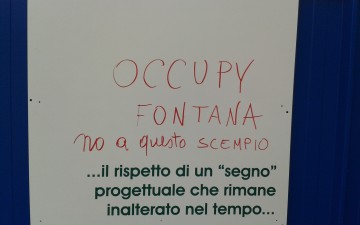 Monumento a Giudice-Cartelloni di protesta