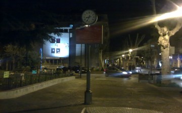 Orologio-a-centro-marciappiede-Viale-amendola