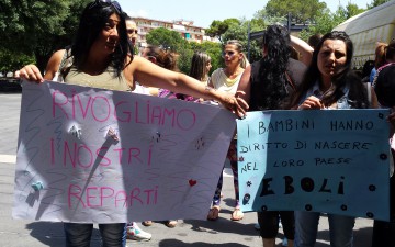 Protesta Ospedale-Mamme-cartelloni