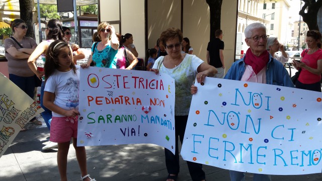 Protesta Ospedale-cartelloni 