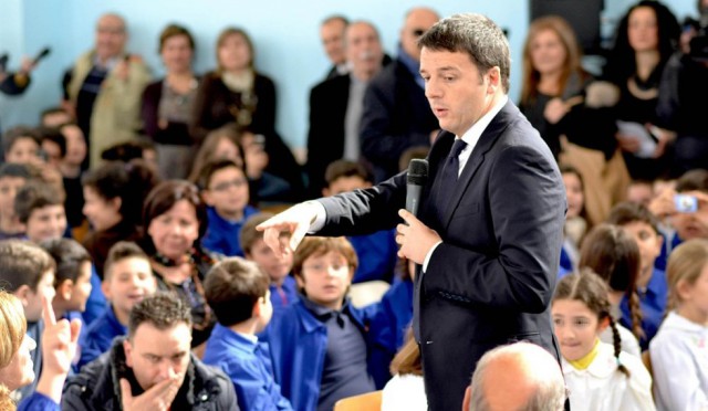 Renzi-in-visita-ad-una-scuola.