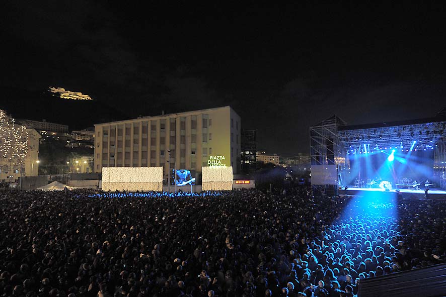 Tiziano ferro in Concerto scorcio panoramico Piazza della Libertà