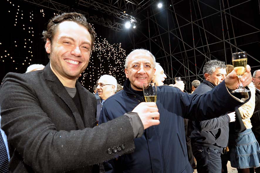 Tiziano Ferro e Vincenzo De Luca al brindisi di fine anno