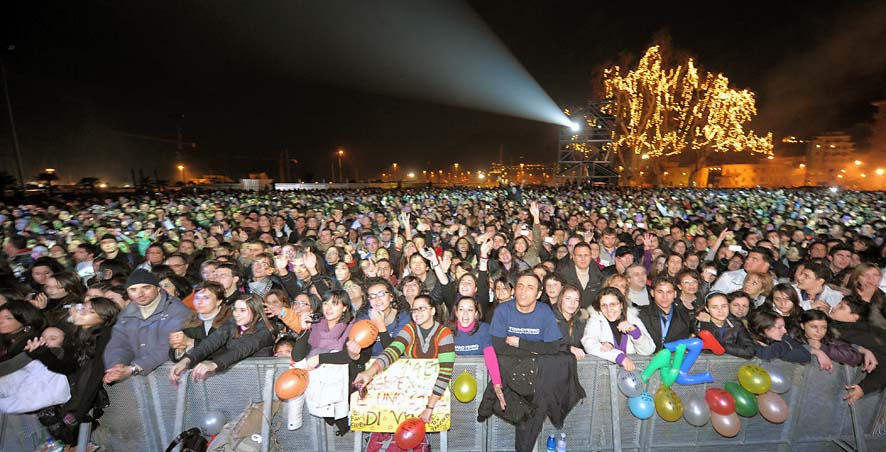 Piazza della libertà, il pubblico - concerto fine anno-50