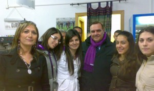 Iannece e Mastella con un gruppo di ragazze