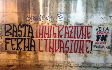 immigrazione invasione striscione