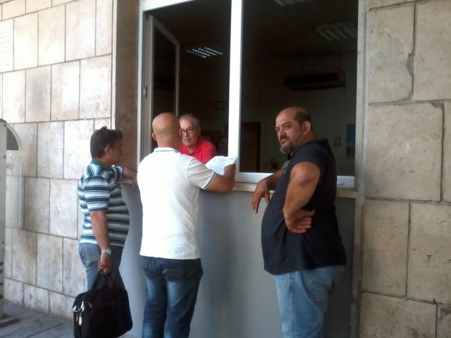 sindacalisti in attesa dell'incontro con Squillante