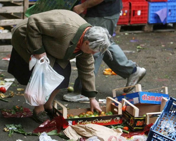 Pensionati alla fame-poveri-italiani