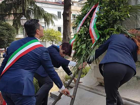 Festa Repubblica-tozzi-depone corona-battipaglia